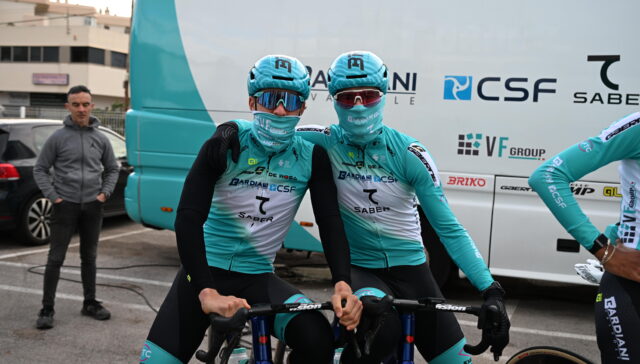 Deux cyclistes de l'équipe Bardiani CSF 7 Saber