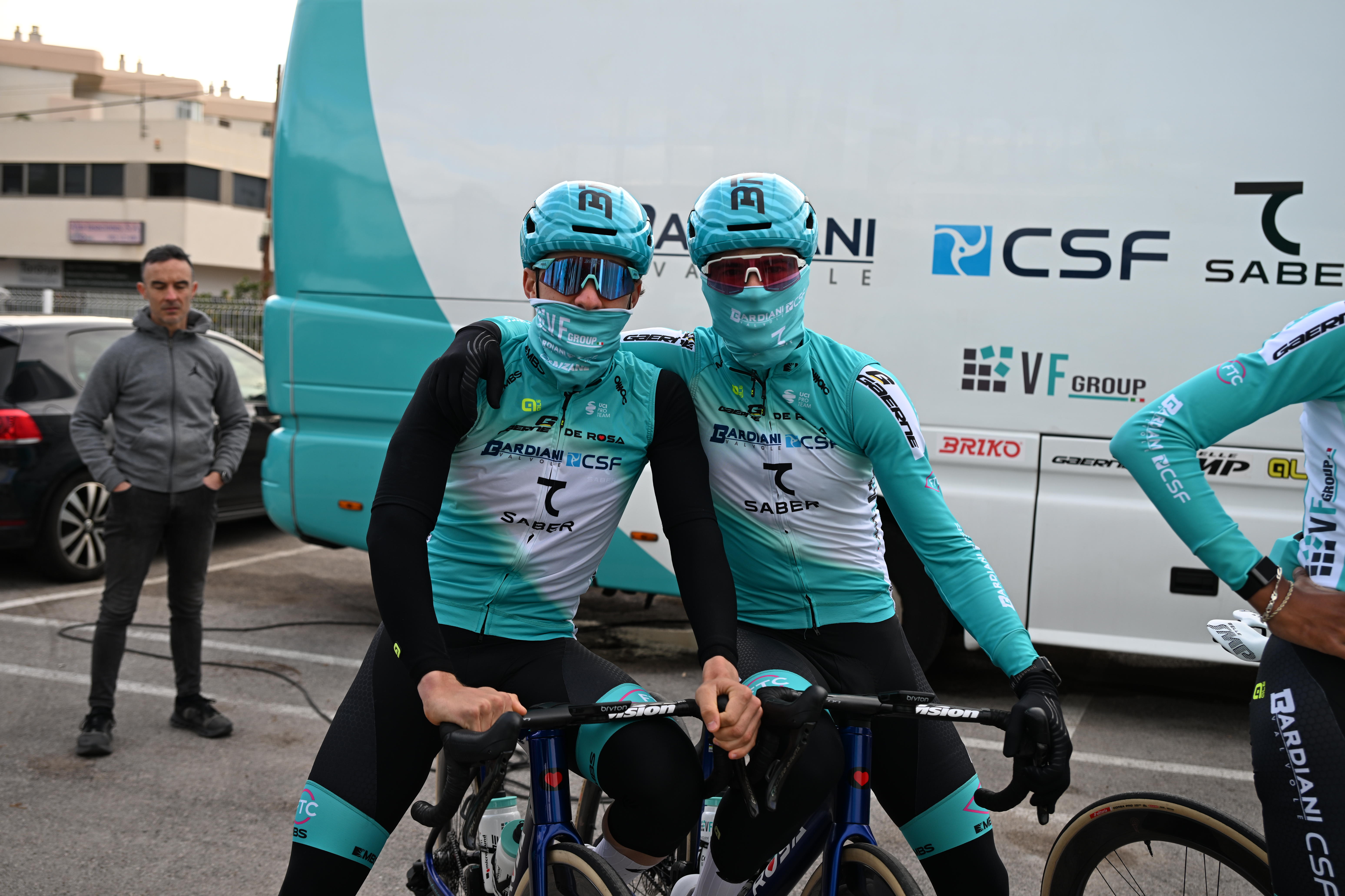 Deux cyclistes de l'équipe Bardiani CSF 7 Saber